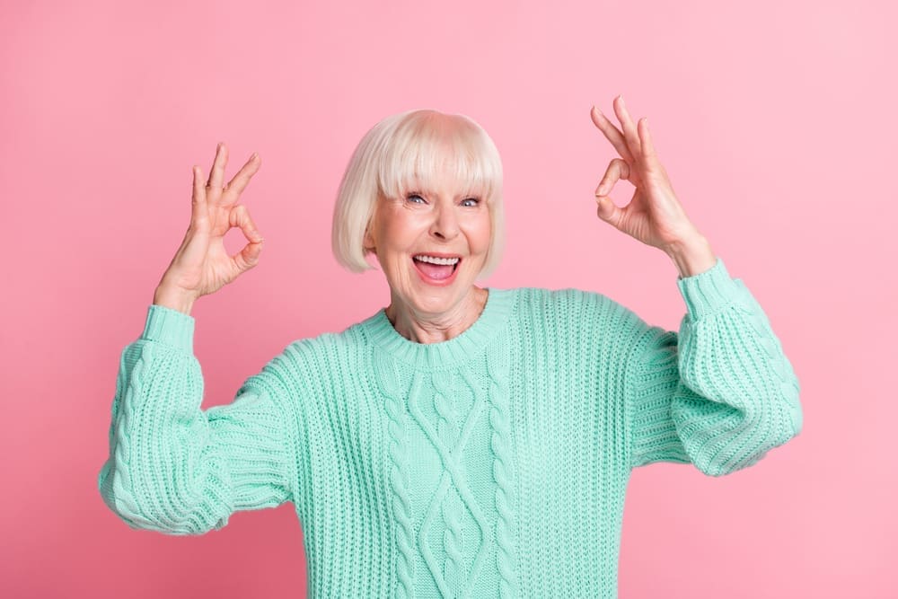 Photo,Portrait,Of,Senior,Lady,Blonde,Hair,Showing,Okay,Gesture